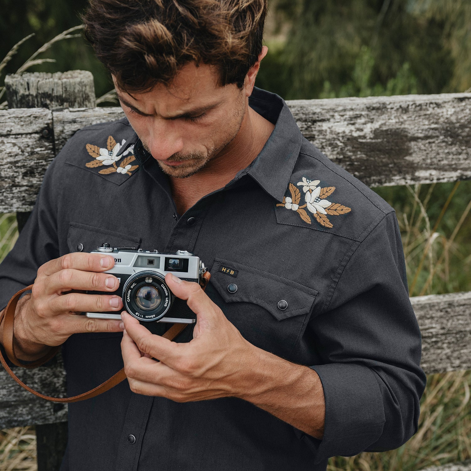 Howler Brothers Crosscut Deluxe Snapshirt - Orange Blossoms : Antique Black