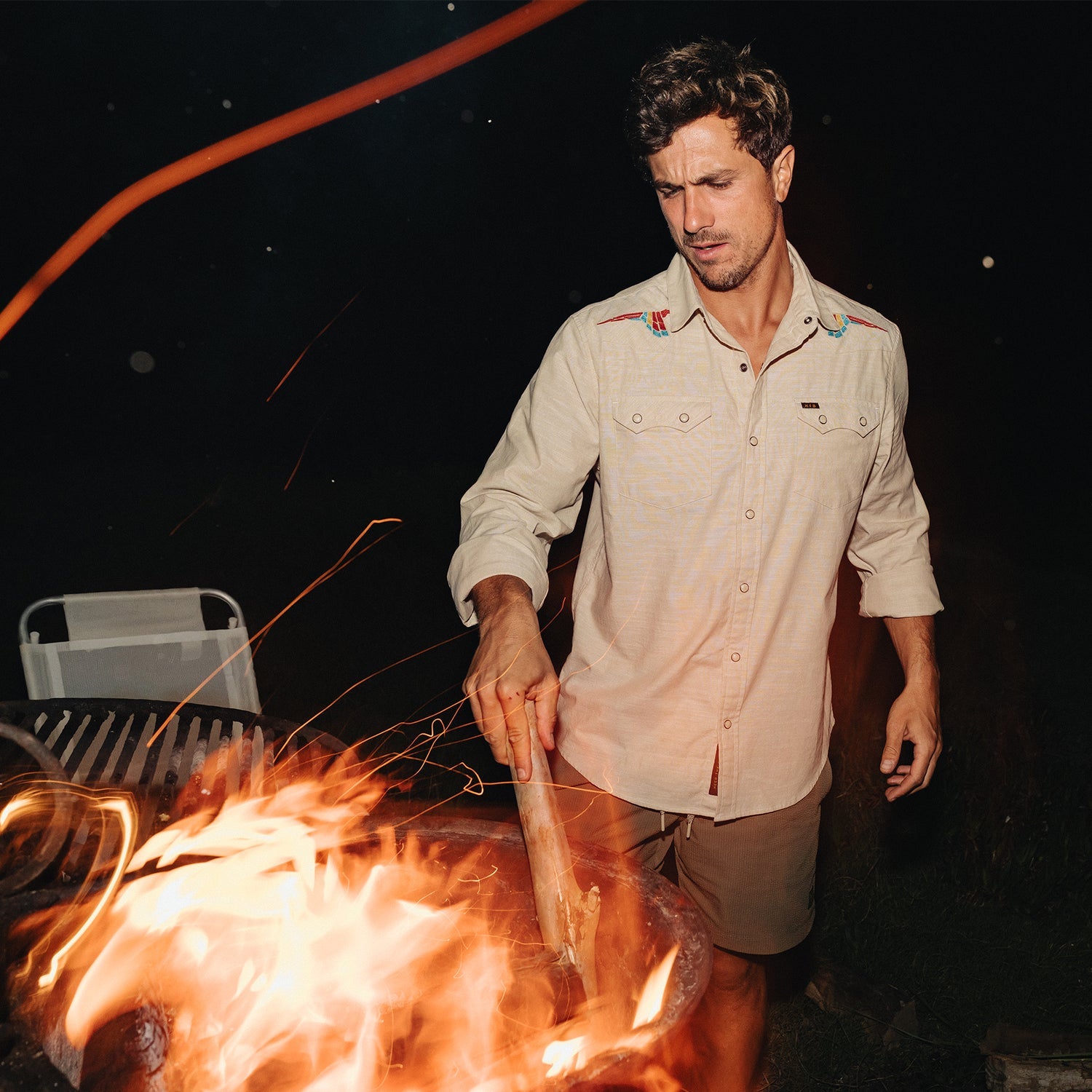 Howler Brothers Crosscut Deluxe Snapshirt - Parrot Patrol : Dune Chambray