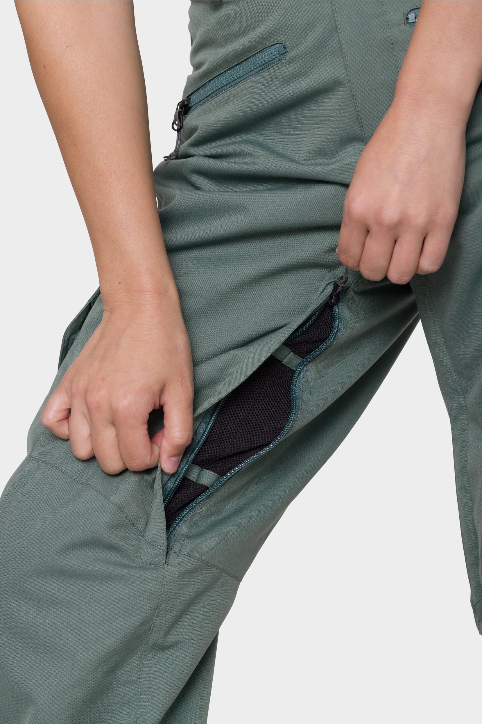 686 Aura Insulated Cargo Pants - 88 Gear